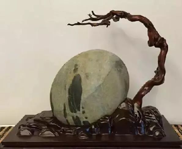 月亮下的木纹石头，自然之美与想象力的交融