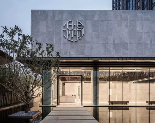 仿铜门玻璃门，融合传统与现代的建筑美学