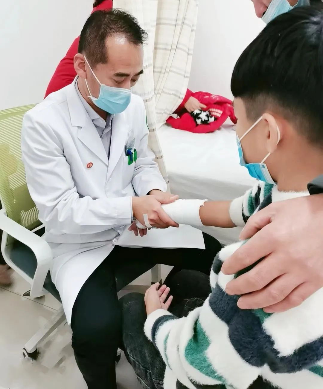 省儿保骨科专家，守护儿童健康的坚定力量