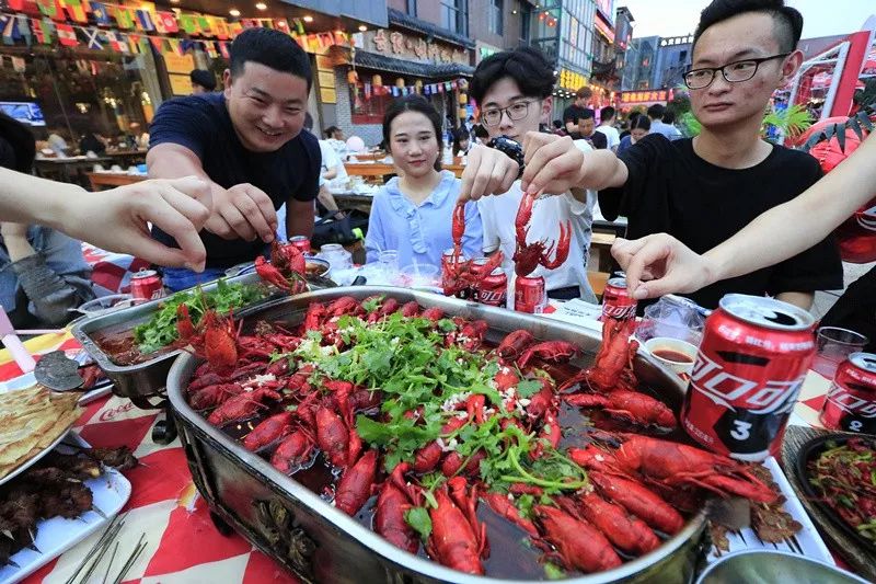 尽享美味，吃虾与喝饮料的完美搭配