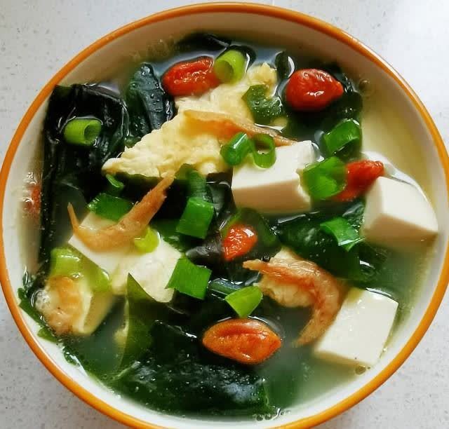 裙带菜蛋花汤，一道美味佳肴的视觉盛宴