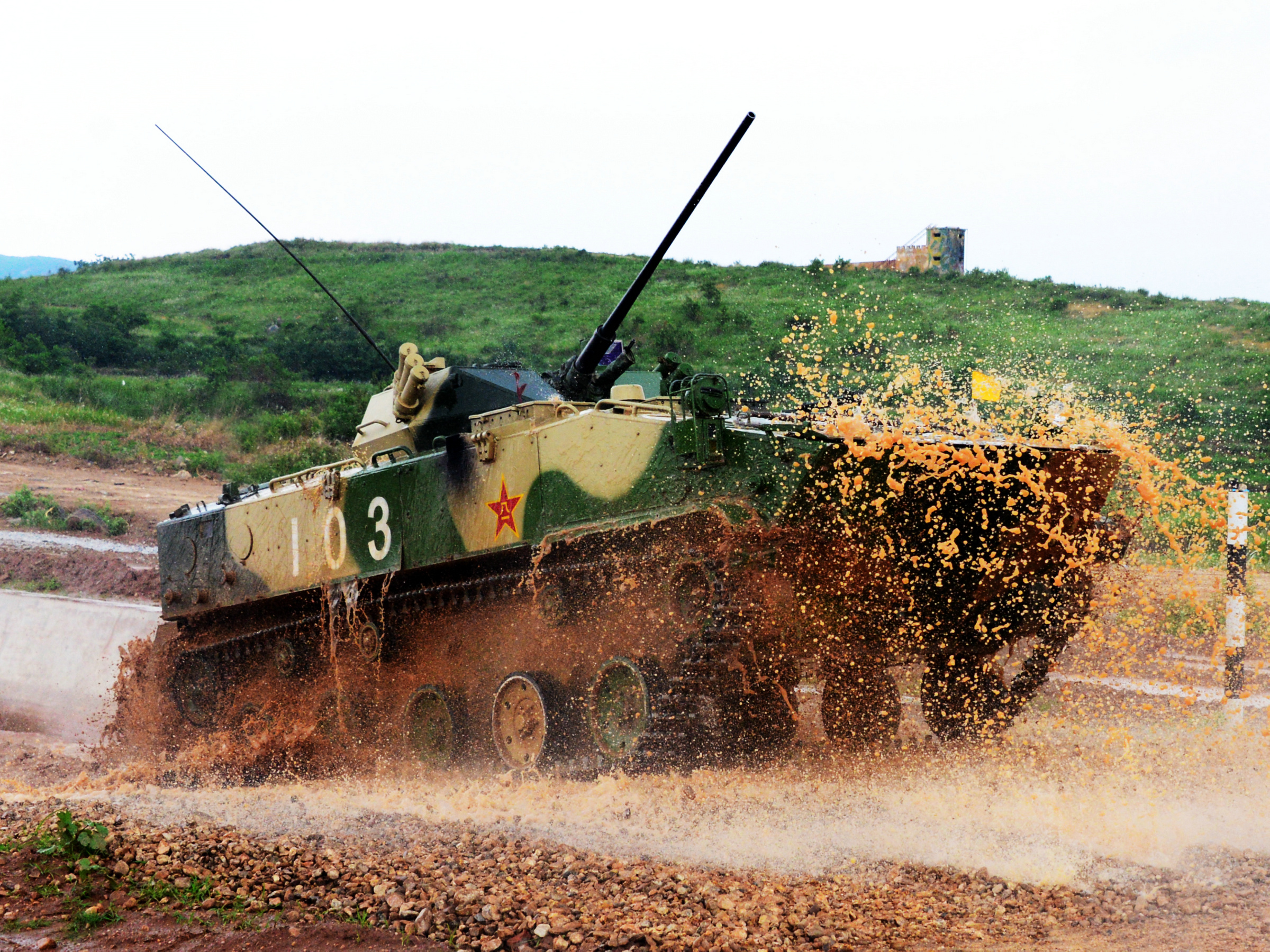 中国新型ZBD2000伞兵战车，重塑战场态势的陆地猛虎