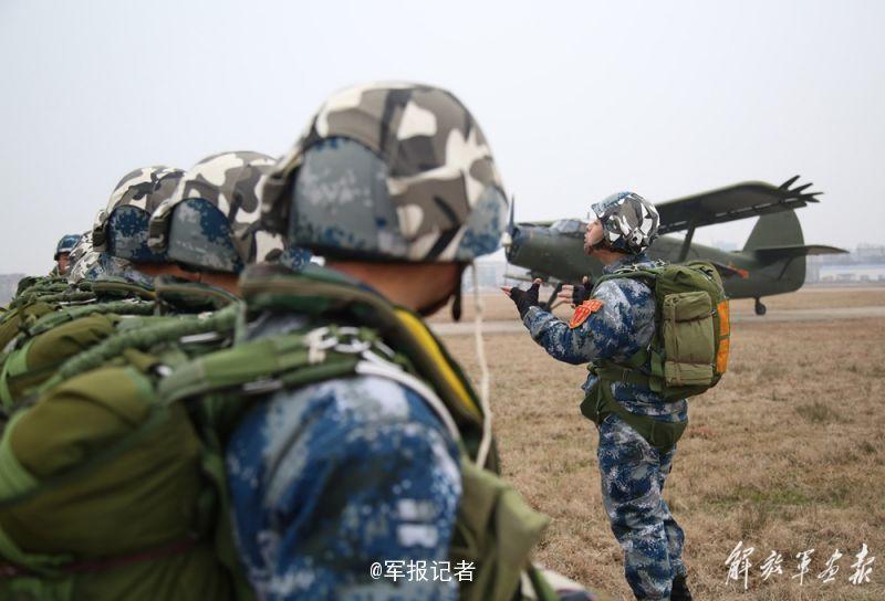 新兵跳伞之旅，伞兵纪念章的荣耀与传承