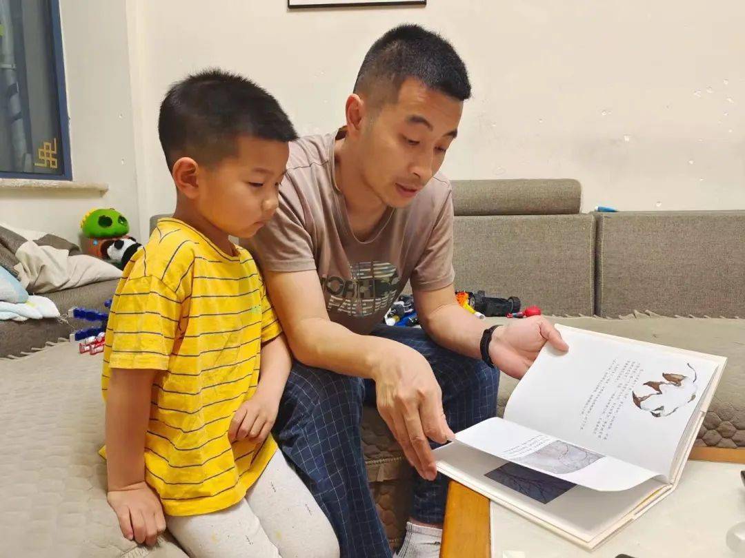 亲子共读一本书，父与子的深情对话