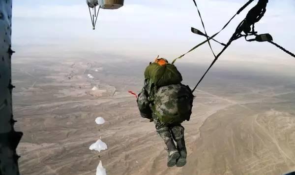 伞兵成名，英勇无畏，翱翔天际的传奇